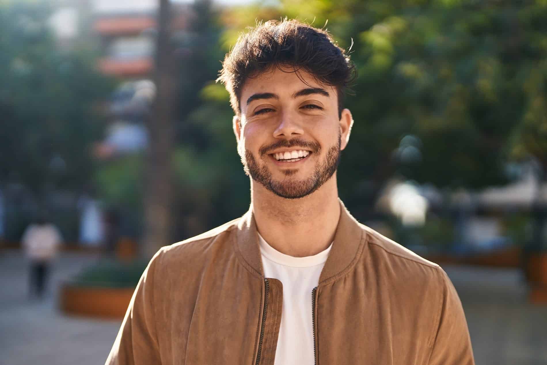 Photo d'un homme avec un sourire parfait grâce aux aligneurs